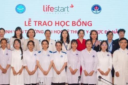 Giúp sinh viên theo đuổi ước mơ chăm sóc sức khỏe cho cộng đồng