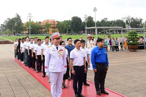 Các gương mặt trẻ Việt Nam tiêu biểu năm 2025 báo công và vào Lăng viếng Bác