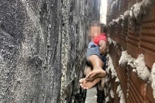 Giải cứu kịp thời bé trai mắc kẹt giữa hai bức tường