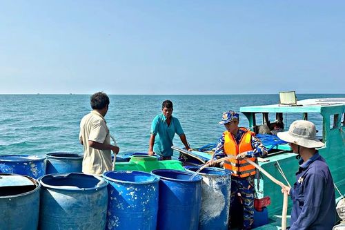 Vùng 5 Hải quân cấp nước ngọt cho người dân đảo Hòn Chuối