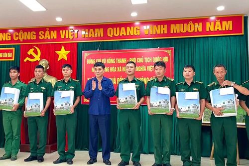 Phó Chủ tịch Quốc hội Vũ Hồng Thanh thăm, tặng quà Đồn biên phòng Côn Đảo