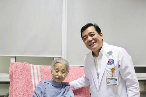 Mổ ung thư đại tràng cho cụ bà 95 tuổi, thách thức lớn với y học hiện đại
