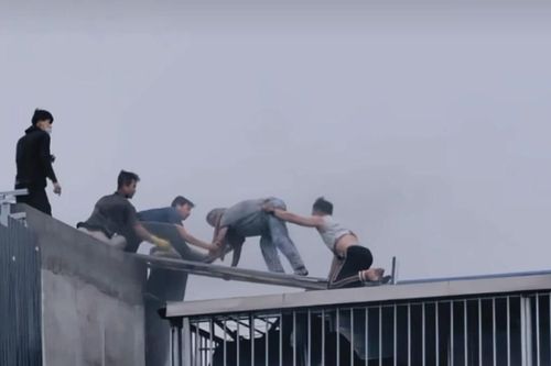 Hai người đàn ông phá mái tôn cứu 7 người mắc kẹt