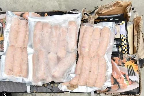 Bắt giữ hơn 5 tấn lạp xưởng '3 không' trên đường về Hà Nội