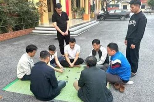 Khởi tố 10 đối tượng lợi dụng đám cưới để đánh bạc