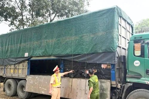 Phát hiện hơn 5 tấn lạp xưởng không rõ nguồn gốc chuẩn bị đưa về Hà Nội