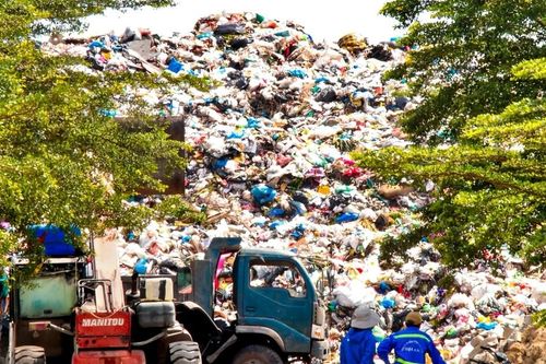 Rác chất cao như núi, vây kín nghĩa trang ở Đà Nẵng