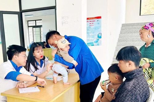 Hơn 200 người dân được khám miễn phí, bản làng sáng đèn từ sức trẻ Sơn La