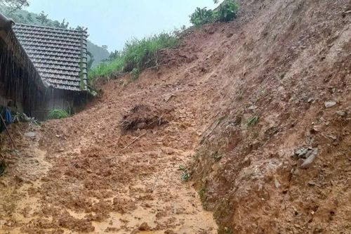 Hơn chục ngàn khối đất đá 'treo' lơ lửng trên khu dân cư