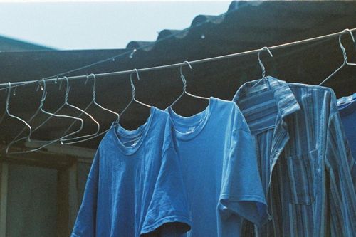 Vì sao người xưa dặn không phơi quần áo ngoài sân đêm?