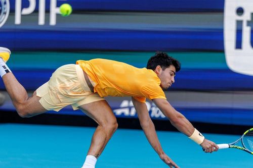 Carlos Alcaraz gần như khóc: 'Tôi không chịu nổi, chỉ muốn về nhà!'
