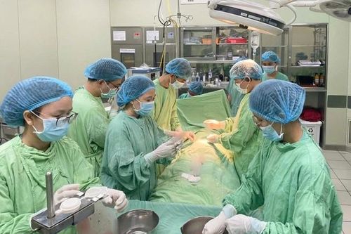 Chị gái 11 tuổi san sẻ sự sống cho em