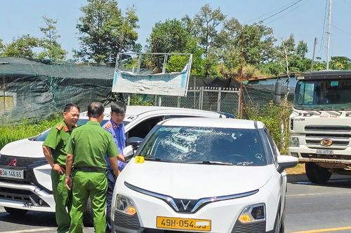 Chồng lái ô tô đuổi theo, đập phá taxi chở vợ