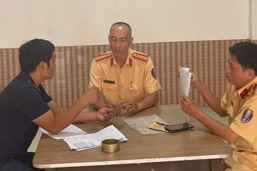 Phạt tài xế lái xe khách chạy ngược chiều ở cửa ngõ sân bay Tân Sơn Nhất