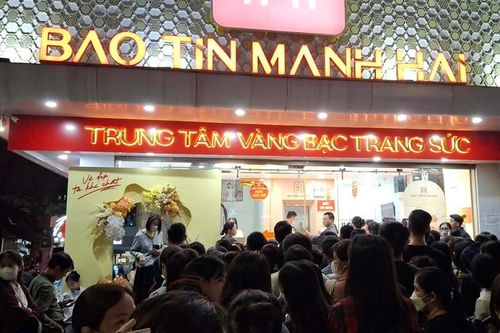 Khách ùn ùn xếp hàng dài đợi nhận vàng Bảo Tín Mạnh Hải dù tối muộn