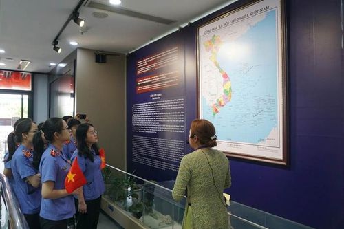 Tuổi trẻ VKSND khu vực 2, TP Đà Nẵng tham quan địa chỉ đỏ Nhà trưng bày Hoàng Sa