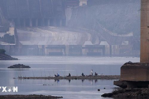 Mực nước hạ du sông Đà, đoạn qua khu vực thủy điện Hòa Bình xuống thấp trơ đáy