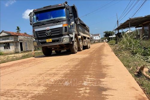 Quảng Ngãi: Xe chở đất gây ô nhiễm, mất an toàn giao thông
