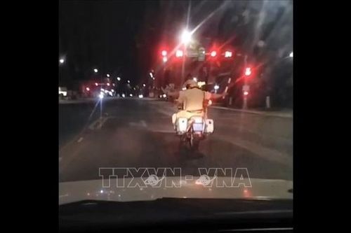 Cảnh sát giao thông mở đường đưa nạn nhân tai biến đi cấp cứu trong 'thời gian vàng'