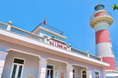 Ngọn hải đăng mang tên lạ bất ngờ trở thành điểm 'săn view' hút khách