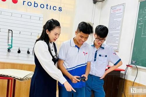 Hai học sinh lớp 11 ở Huế chế tạo robot AI cứu người trong sạt lở