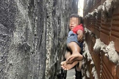 Giải cứu thành công bé trai 9 tuổi bị mắc kẹt giữa hai bức tường nhà