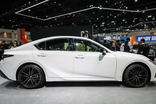 Lexus IS 2026 trình làng, giá từ 2,257 tỷ đồng