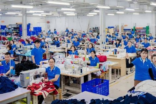 Khi doanh nghiệp sẻ chia cùng người lao động giữa bão giá xăng dầu