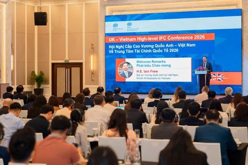 Đại diện Vương quốc Anh bàn giao báo cáo 'Phát triển thị trường phái sinh hàng hóa' cho Việt Nam
