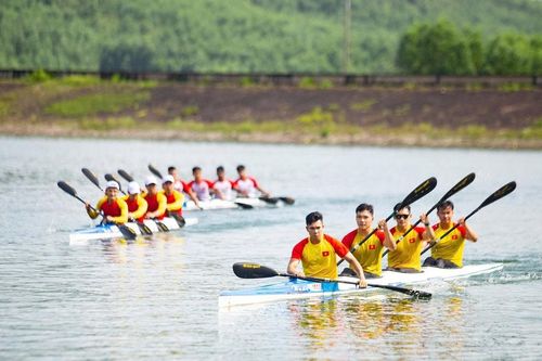 Ấn tượng đua thuyền trên hồ Đồng Nghệ
