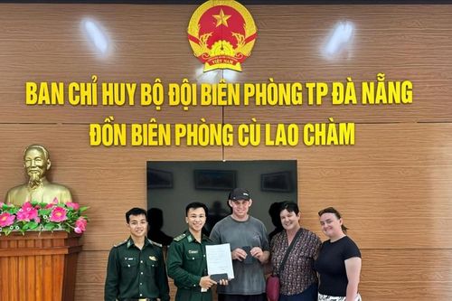 Cán bộ biên phòng Cù Lao Chàm hỗ trợ du khách nước ngoài tìm lại tài sản thất lạc