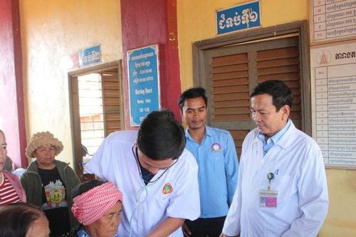 Quân khu 5 tặng quà và khám bệnh cho người dân tỉnh Ratanakiri (Campuchia)