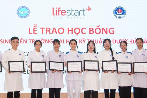 Lifestart Foundation trao gần 3 tỷ đồng học bổng cho sinh viên ngành y, dược có hoàn cảnh khó khăn