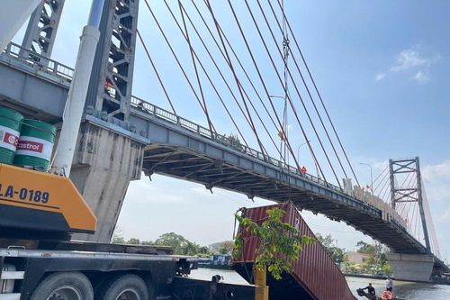 Sự cố container rơi xuống kinh Chợ Gạo: Kết cấu cầu không bị ảnh hưởng
