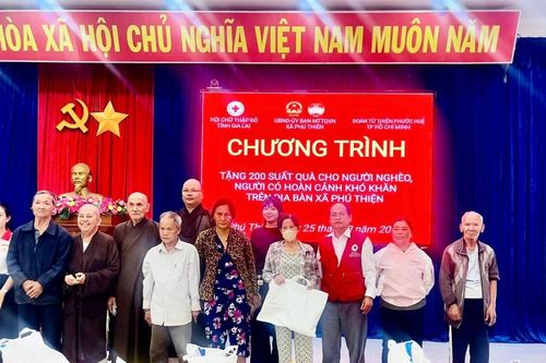 Trao 200 suất quà cho người nghèo xã Phú Thiện