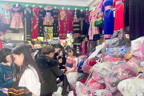 Sôi động thị trường cho thuê trang phục dân tộc