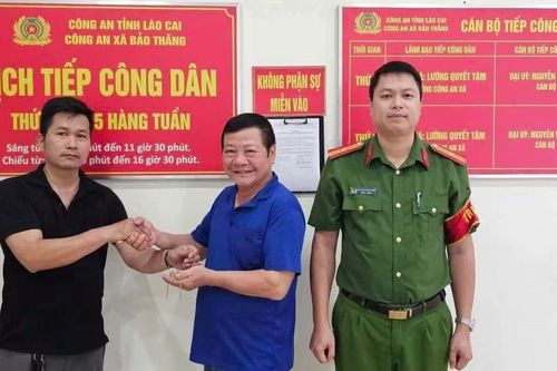Công an xã Bảo Thắng phối hợp cùng người dân trao trả 5 chỉ vàng cho người đánh rơi
