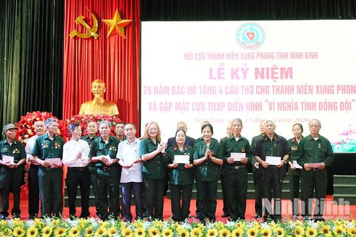 Lễ kỷ niệm 75 năm Bác Hồ tặng 4 câu thơ cho thanh niên xung phong