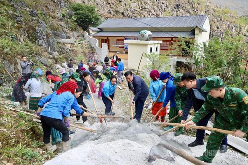 Tuổi trẻ xã Đồng Văn xây dựng đường bê tông vào thôn Tả Tủng Chứ