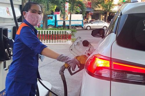 Giá xăng giảm mạnh, có loại giảm hơn 4.000 đồng/lít