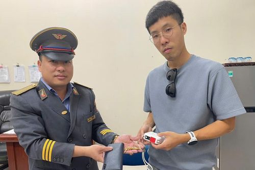 Khách nước ngoài vui mừng được tổ tàu trao trả tài sản giá trị bỏ quên