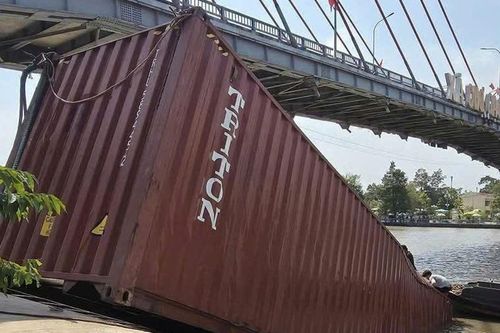 Tài công sà lan làm rơi thùng container xuống kênh Chợ Gạo bị phạt 6 triệu đồng