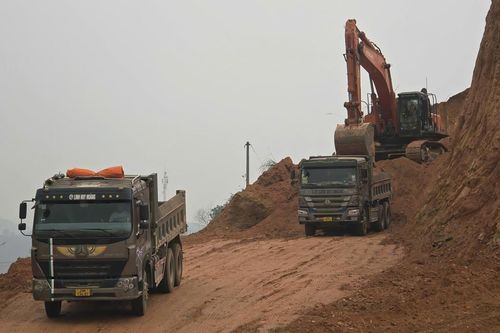 Biến động giá xăng dầu: Nhà thầu xây dựng 'gồng mình' giữ tiến độ thi công