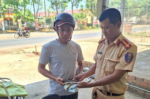 CSGT Lâm Đồng tìm trả lại iPhone và gần 30 triệu đồng cho người đánh rơi