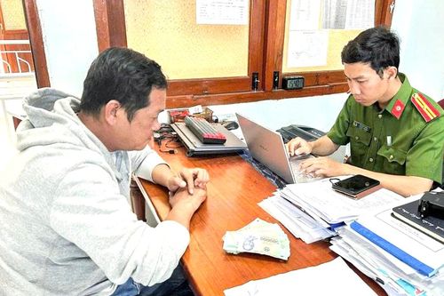 Bắt kẻ trộm 90 triệu đồng của người phụ nữ cất trong cốp xe máy ở Khánh Hòa