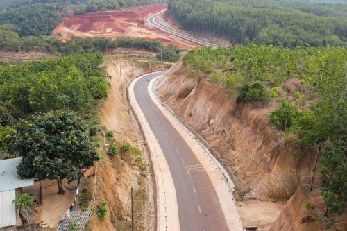 Đồng Nai: Thêm một vụ hạ cốt nền đường khiến nhà dân 'cheo leo' trên vách đất