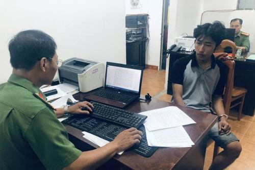 Giận vợ, đập nát kính xe taxi