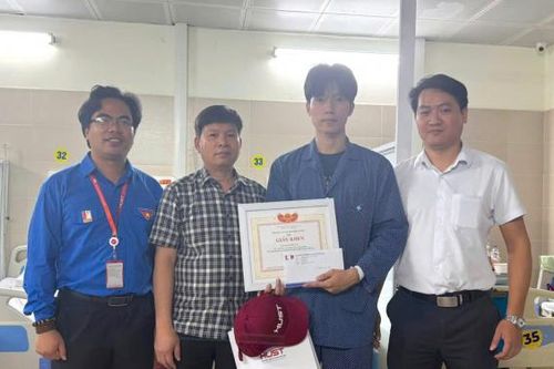 Khen thưởng nam sinh dũng cảm lao vào đám cháy cứu người