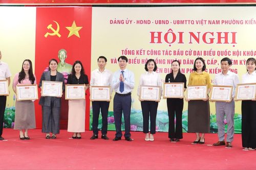 Kiến Hưng: Khen thưởng thành tích trong công tác bầu cử