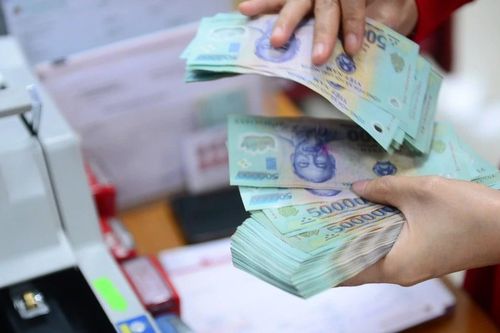 Lãi suất liên ngân hàng vượt 8%, NHNN bán ngoại tệ can thiệp